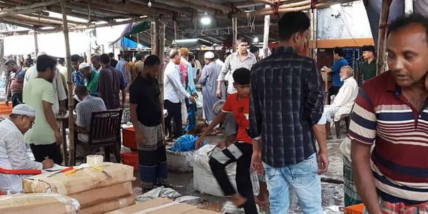 ৫৮ দিনের মাছ ধরায় নিষেধাজ্ঞা শেষে আবারও সরগরম বাগেরহাটের মৎস্য আড়ত